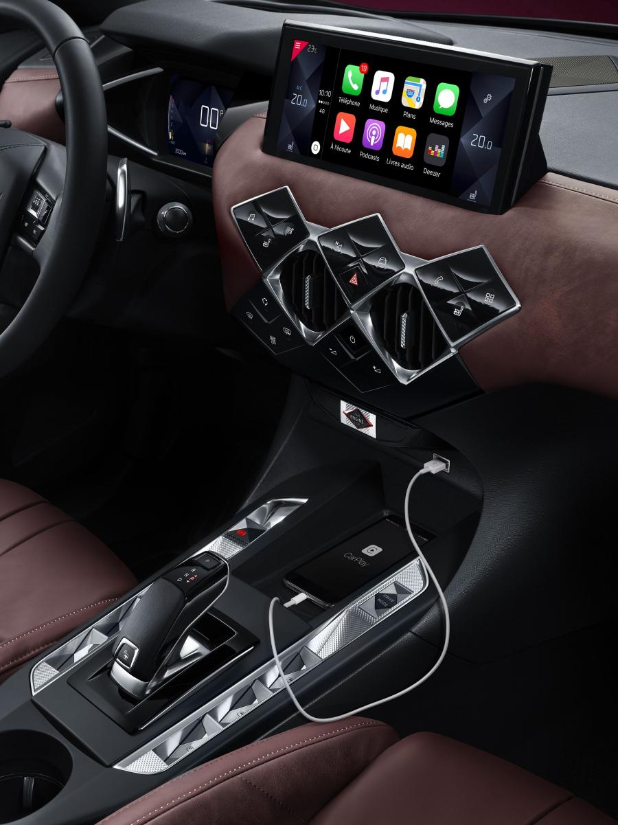 Детали интерьера DS 3 Crossback La Premiere 2019 года  (WW) (фото 3 из 31)